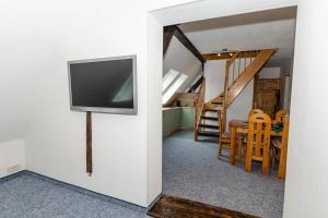 ein Wohnzimmer mit einem TV an der Wand in der Unterkunft Ferienwohnung auf Rügen für 3 Erwachsene und 1 Kind in Schaprode