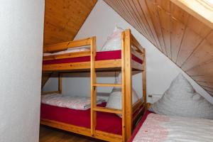 Zimmer mit Etagenbett und 2 Etagenbetten im Dachgeschoss in der Unterkunft 3-R-Ferienwohnung für 4 Personen in Schaprode
