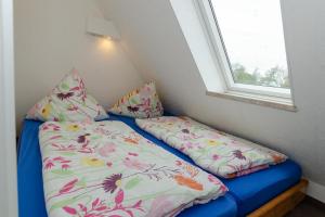 Säng eller sängar i ett rum på 3-Raum-FeWo-auf-Ruegen-fuer-4-Personen