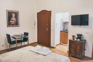 een woonkamer met een tafel en een televisie bij Arte&Musica in Verona
