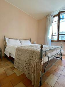 - une chambre avec un lit et une grande fenêtre dans l'établissement Casa Vacanze San Francesco, à Assise