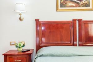 Postel nebo postele na pokoji v ubytování Hotel Regina Elena