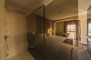 Koupelna v ubytování Salina Hotel + 10 fotografií
