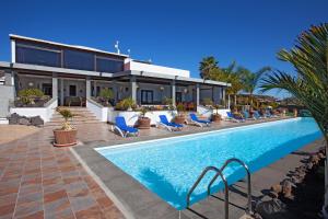 an image of a villa with a swimming pool at Villa Paraiso in Mácher