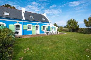 une maison bleue et blanche avec une cour dans l'établissement Maison de 3 chambres a Bangor a 500 m de la plage avec jardin clos et wifi, à Bangor