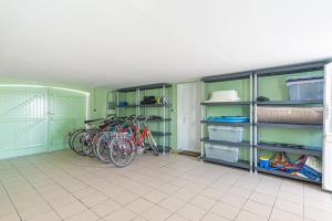a group of bikes parked in a room with green walls at Maison charmante à Bangor avec jardin et cheminée in Bangor