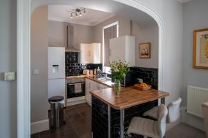 Dapur atau dapur kecil di Grand 2 bed Georgian apartment at Florence House with king bed, in the heart of Herne Bay & 300m from beach