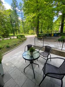 Vonkajšia záhrada v ubytovaní Apartament Zdrój Lądek