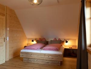 Postel nebo postele na pokoji v ubytování Arlitscherhof Ferienwohnungen und Chalets