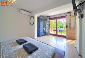ein Schlafzimmer mit einem Bett mit zwei Handtüchern darauf in der Unterkunft Apartments Dreamland in Baška