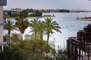 - une vue sur une étendue d'eau bordée de palmiers dans l'établissement Maria Vittoria Charming Rooms and Apartments, à Brindisi