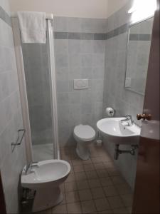 Koupelna v ubytování Albergo Italia