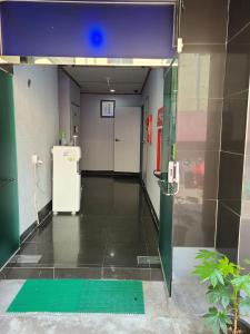un corridoio vuoto con frigorifero in un edificio di Chenal Motel a Daegu