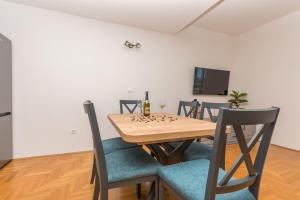 Televízia a/alebo spoločenská miestnosť v ubytovaní Deluxe 3 bedroom apartment with sea view