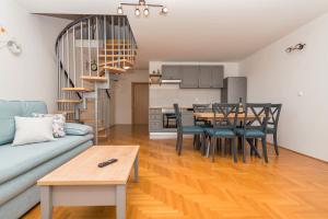 Kuchyňa alebo kuchynka v ubytovaní Deluxe 3 bedroom apartment with sea view