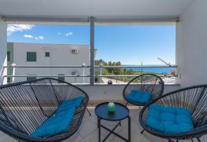 Balkón alebo terasa v ubytovaní Deluxe 3 bedroom apartment with sea view