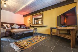 a living room with a couch and a chess board at Fern Cottage - Luxurious 1 Bedroom - Blossom Farm in Johnston