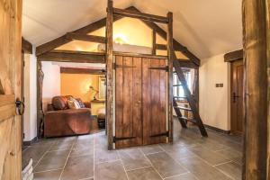 um quarto com um beliche e um sofá em Fern Cottage - Luxurious 1 Bedroom - Blossom Farm em Johnston