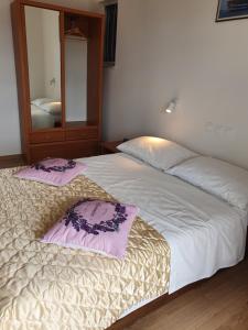 two beds in a room with a mirror at Apartmani Babić in Dugi Rat