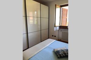 Cette petite chambre comprend un lit et une fenêtre. dans l'établissement BARDOLINO,LAGO DI GARDA, APPARTAMENTO,vacanze, à Bardolino