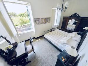 1 dormitorio con cama, ventana y espejo en Splendido Appartamento Vista Mare, en Celle Ligure