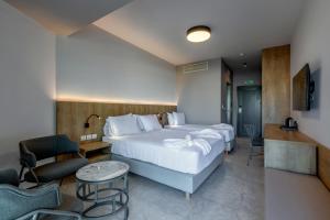 Łóżko lub łóżka w pokoju w obiekcie White Olive Elite Rethymno