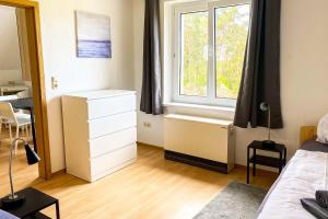 a bedroom with a bed and a window at Worker Apartments Bernsdorf-Wiednitz in Bernsdorf