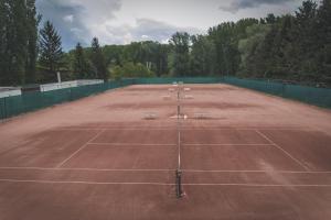 Tennis at/o squash facilities sa Tenisz Panzió - Baja o sa malapit
