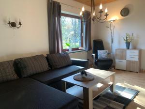 Ferienwohnung Parkblick في Dransfeld: غرفة معيشة مع أريكة وطاولة