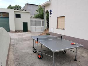 Stolní tenis v ubytování Large Apartment Duje nebo okolí