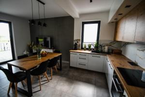 Kuchyňa alebo kuchynka v ubytovaní Apartament Lawendowy