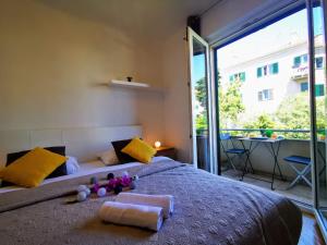 een slaapkamer met een bed en een groot raam bij Apartment Lionel in Split