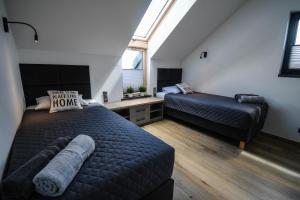 Posteľ alebo postele v izbe v ubytovaní Apartament Lawendowy