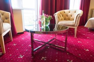 Hotel Ternopil في ترنوبل: طاولة وكرسيين في غرفة