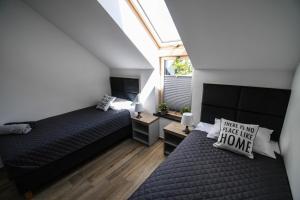 Posteľ alebo postele v izbe v ubytovaní Apartament Lawendowy