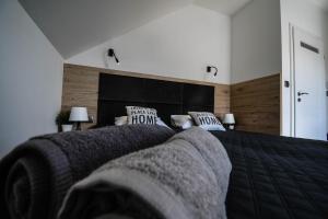 Posteľ alebo postele v izbe v ubytovaní Apartament Lawendowy
