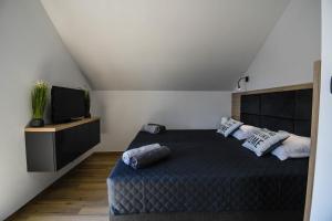 Posteľ alebo postele v izbe v ubytovaní Apartament Lawendowy