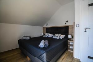 Posteľ alebo postele v izbe v ubytovaní Apartament Lawendowy