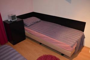 um quarto com uma cama grande e uma cabeceira em madeira em Apartment in Vrsi with Balcony, Air conditioning, Wi-Fi (4824-2) em Vrsi