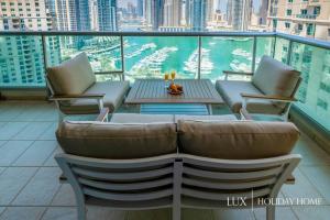 Posezení v ubytování LUX - The Ultimate Marina View Deluxe Suite