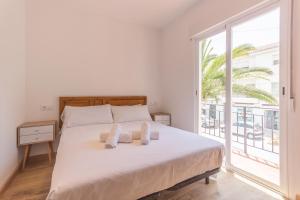 a bedroom with a large bed with towels on it at Wonderful Views Terrace 3BR Cottage - BBQ - AC in Altea