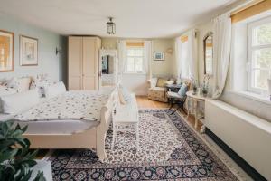 Charlottes Pfarrgarten في Niesky: غرفة نوم مع سرير وغرفة معيشة
