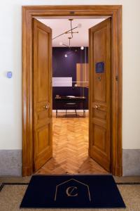 una puerta que conduce a una habitación con un piano en CA’MILLA Luxury Apartments Trieste, en Trieste