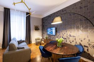 un soggiorno con tavolo e sedie di CA’MILLA Luxury Apartments Trieste a Trieste