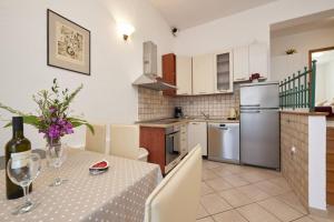 Kuchyň nebo kuchyňský kout v ubytování Apartment in Slatine with Terrace, Air conditioning, Wi-Fi (4789-3)