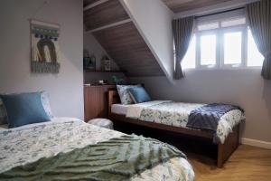 Tempat tidur dalam kamar di Mooi Lake House Luxury Villa