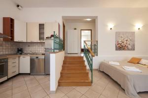Kuchyň nebo kuchyňský kout v ubytování Apartment in Slatine with Terrace, Air conditioning, Wi-Fi (4789-3)
