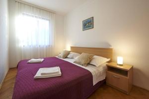 Posteľ alebo postele v izbe v ubytovaní Apartment in Slatine with Terrace, Air conditioning, Wi-Fi (4789-3)
