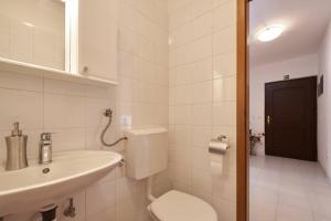 Kúpeľňa v ubytovaní Apartment in Slatine with Terrace, Air conditioning, Wi-Fi (4789-3) + 24 fotografií