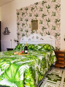 um quarto com uma cama com uma garrafa de vinho em Francesca House em Atrani